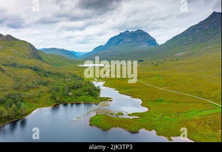 Luftaufnahme von Glen Torridon vom Loch Clair an der North Coast 500 Route Wester Ross, Schottland, Großbritannien Stockfoto