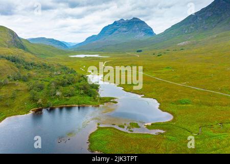 Luftaufnahme von Glen Torridon vom Loch Clair an der North Coast 500 Route Wester Ross, Schottland, Großbritannien Stockfoto