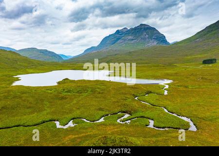 Luftaufnahme von Glen Torridon vom Loch Clair an der North Coast 500 Route Wester Ross, Schottland, Großbritannien Stockfoto