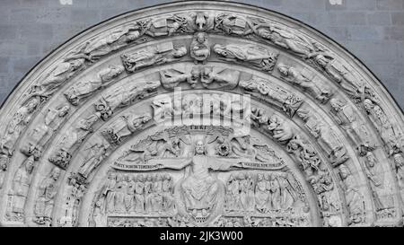 Tympanon und Türsturz des zentralen Portals, zeigt die Ikonographie des Jüngsten Gerichts in der Basilika von Saint-Denis, Frankreich Stockfoto
