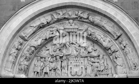 Tympanon und Sturz in der Basilique von Saint-Denis, Frankreich Stockfoto