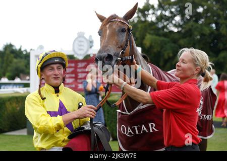 Sea La Rosa wird von Jockey Tom Marquand geritten, nachdem er am fünften Tag des Qatar Goodwood Festival 2022 auf der Goodwood Racecourse in Chichester die Qatar Lillie Langtry Stakes gewonnen hat. Bilddatum: Samstag, 30. 2022. Stockfoto