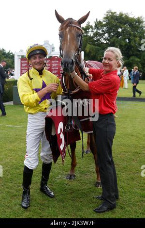 Sea La Rosa wird von Jockey Tom Marquand geritten, nachdem er am fünften Tag des Qatar Goodwood Festival 2022 auf der Goodwood Racecourse in Chichester die Qatar Lillie Langtry Stakes gewonnen hat. Bilddatum: Samstag, 30. 2022. Stockfoto