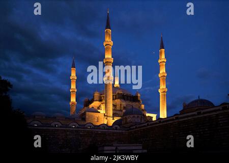 Edirne, Türkei - 2021. Oktober: Blick auf die Selimiye Moschee am dunkelblauen Abendhimmel mit gelber Beleuchtung Stockfoto
