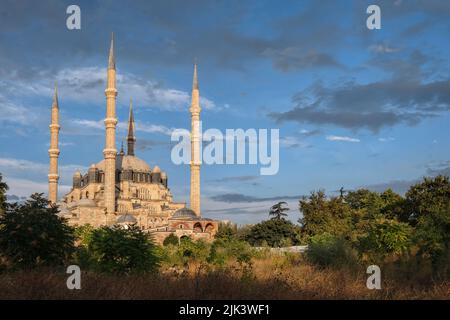 Edirne, Türkei - 2021. Oktober: Blick auf die Selimiye Moschee mit wolkenfreiem Himmel zur goldenen Stunde Stockfoto