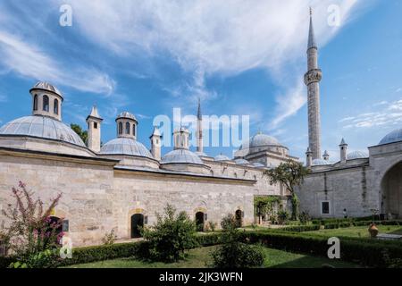 Edirne, Türkei - Oktober 2021:Blick vom Innenhof des alten osmanischen Hospitalmit wolkenblauem Himmel, Komplex von Sultan Bayezid II. Housing Medical Museu Stockfoto