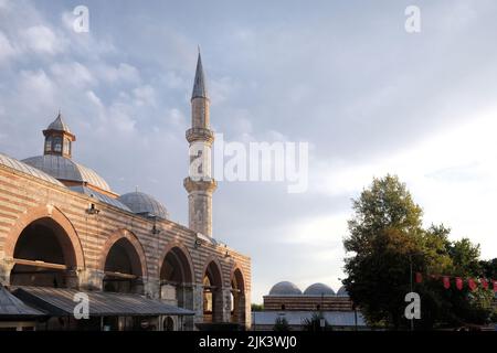 Edirne, Türkei - Oktober 2021: Alte Moschee (eski camii) Außenansicht in der alten Hauptstadt des Osmanischen Reiches Stockfoto