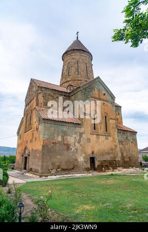 Ansicht der alten orthodoxen Kirche der Himmelfahrt der seligen Jungfrau Maria in einem kleinen georgischen Dorf Metekhi. Kaspi Gemeinde Stockfoto