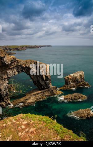 Die dramatische Green Bridge of Wales im Pembrokeshire Coast National Park ist ein natürlicher Kalksteinbogen, Wales, Großbritannien Stockfoto