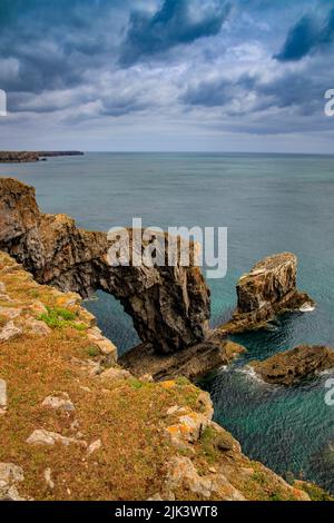 Die dramatische Green Bridge of Wales im Pembrokeshire Coast National Park ist ein natürlicher Kalksteinbogen, Wales, Großbritannien Stockfoto