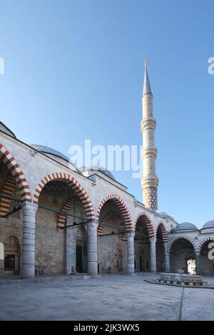 Edirne, Türkei - Oktober 2021:UC Serefeli Moschee und ihr Minarett, Bögen, Säulen, Blick vom Marmorhof Stockfoto