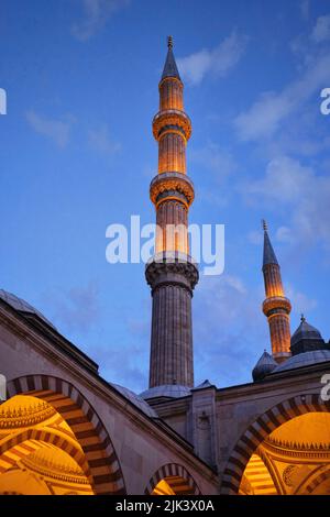Edirne, Türkei - 2021. Oktober: Blick auf die Selimiye Moschee und Minarette am dunkelblauen Abendhimmel mit orangefarbenem Licht Stockfoto