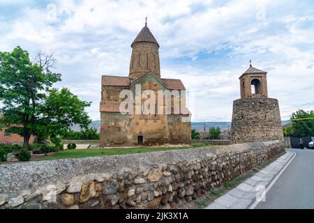 Ansicht der alten orthodoxen Kirche der Himmelfahrt der seligen Jungfrau Maria in einem kleinen georgischen Dorf Metekhi. Kaspi Gemeinde Stockfoto