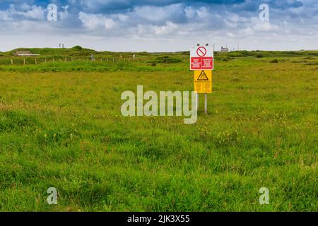 Warnschild für Militärfeuerung in Castlemartin im Pembrokeshire Coast National Park, Wales, Großbritannien Stockfoto