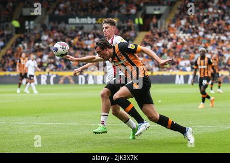 Hull, Großbritannien. 30.. Juli 2022. Jacob Greaves #4 von Hull City fährt am 7/30/2022 in die Bristol City Box in Hull, Großbritannien. (Foto von Arron Gent/News Images/Sipa USA) Quelle: SIPA USA/Alamy Live News Stockfoto