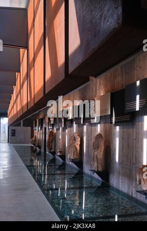 Canakkale, Türkei - 29. Oktober 2021: Troy Museum, Innenansicht des neuen Museums der antiken Stadt Troja mit Fassade aus Corten-Stahl Stockfoto