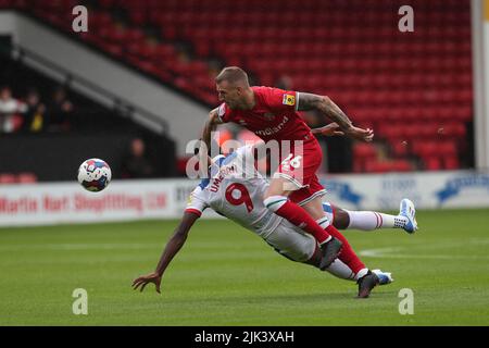 Josh Umerah von Hartlepool United kämpft mit Peter Clarke von Walsall während des Sky Bet League 2-Spiels zwischen Walsall und Hartlepool United am Samstag, dem 30.. Juli 2022, im Banks's Stadium in Walsall. (Kredit: Mark Fletcher | MI News) Kredit: MI Nachrichten & Sport /Alamy Live News Stockfoto
