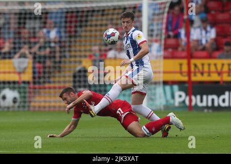 Alex Lacey von Hartlepool United im Einsatz mit Andy Williams von Walsall während des Sky Bet League 2-Spiels zwischen Walsall und Hartlepool United am Samstag, den 30.. Juli 2022 im Banks's Stadium, Walsall. (Kredit: Mark Fletcher | MI News) Kredit: MI Nachrichten & Sport /Alamy Live News Stockfoto