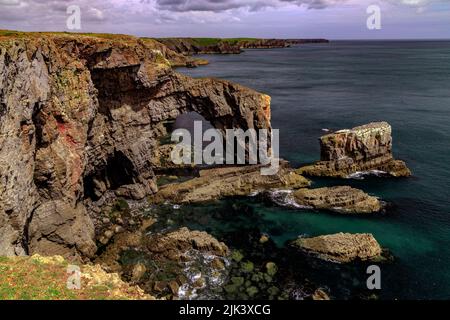 Die dramatische Green Bridge of Wales im Pembrokeshire Coast National Park ist ein natürlicher Kalksteinbogen, Wales, Großbritannien Stockfoto