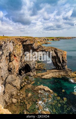 Die dramatische Green Bridge of Wales im Pembrokeshire Coast National Park ist ein natürlicher Kalksteinbogen, Wales, Großbritannien Stockfoto