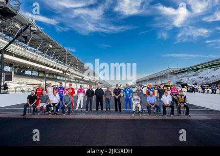Indianapolis, IN, USA. 30.. Juli 2022. 22 ehemalige Sieger der Indianapolis 500 und der Brickyard 400 posieren für ein Foto auf dem Ziegelhof vor dem Gallagher Grand Prix in Indianapolis, IN, USA. Erste Reihe: Sam Hornish, Jr, Ricky Rudd, Arie Luyendyk, Kyle Busch, Takuma Sato, Dale Jarrett, Bobby Rahal, Kevin Harwick. Im Stehen: Will Power, Brad Keselowski, Alexander Rossi, Marcus Ericsson, Jeff Gordon, Mario Andretti, Rick Mears, Jimmie Johnson, A.J. Allmendinger, Scott Dixon, Kasey Kahne, Helio Castroneves. (Bild: © Walter G. Arce Sr. Bild: ZUMA Press, Inc./Alamy Live Ne Stockfoto