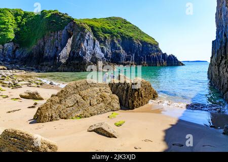 Der dramatische Kalksteinbogen, bekannt als Church Doors, liegt im Pembrokeshire Coast National Park in Skrinkle Haven, Pembrokeshire, Wales, Großbritannien Stockfoto