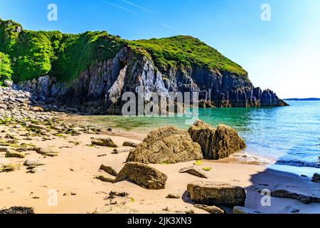 Der dramatische Kalksteinbogen, bekannt als Church Doors, liegt im Pembrokeshire Coast National Park in Skrinkle Haven, Pembrokeshire, Wales, Großbritannien Stockfoto