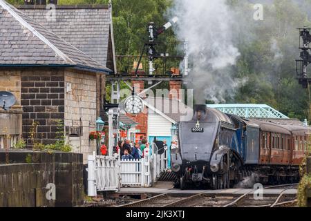 60007 Verlassen des Bahnhofs Grosmont Stockfoto