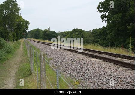 Eine alte Eisenbahnlinie, die im Sommer durch die englische Landschaft führt. Stockfoto