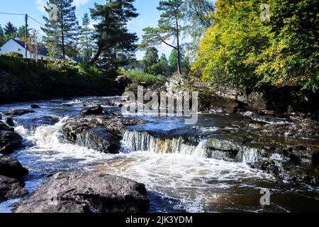 Die Wasserfälle von Dochart sind eine Kaskade von Wasserfällen, die sich am Fluss Dochart in Killin in Stirling, Schottland, in der Nähe des westlichen Endes von Loch Tay, befinden. Stockfoto