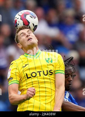 Jacob Lungi Sorensen von Norwich City (links) und Romaine Sawyers von Cardiff City kämpfen während des Sky Bet Championship-Spiels im Cardiff City Stadium um den Ball. Bilddatum: Samstag, 30. Juli 2022. Stockfoto