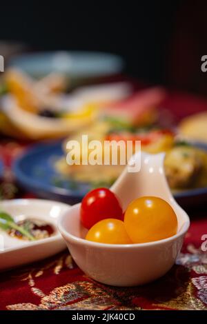 Eingelegte Tomaten auf einem weißen Teller auf dem Tisch. Stockfoto