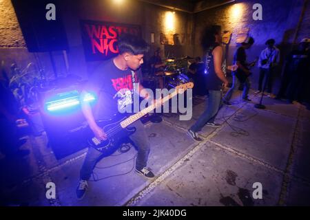 Kediri, Eastjava, Indonesien - 29. Mai 2022: Lokale Hardcore/Punk Band, die bei der Gigs Show auftrat Stockfoto