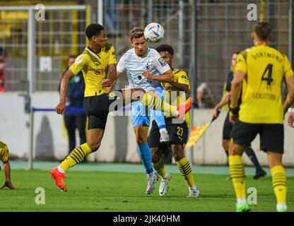 München, Deutschland. 29.. Juli 2022. Erik Tallig, TSV1860 Nr.8 Wettkampf um den Ball, Tackling, Duell, Header, zweikampf, Aktion, Kampf gegen Karim Adeyemi, BVB 27 , Jude Bellingham , Nr. 22 BVB im Spiel TSV 1860 MÜNCHEN - BORUSSIA DORTMUND 0-3 DFB Pokal erste Runde am 29. Juli 2022 in München, Deutschland. Saison 2022/2023. Quelle: Peter Schatz/Alamy Live News Stockfoto