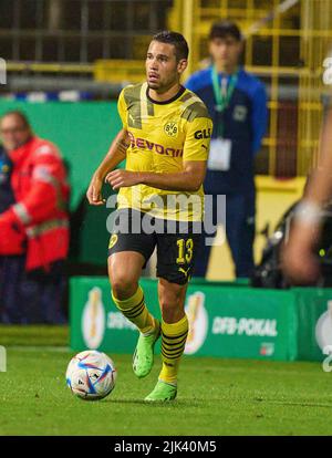 München, Deutschland. 29.. Juli 2022. Raphael Guerreiro, BVB 13 im Spiel TSV 1860 MÜNCHEN - BORUSSIA DORTMUND 0-3 DFB Pokal erste Runde am 29. Juli 2022 in München, Deutschland. Saison 2022/2023. Quelle: Peter Schatz/Alamy Live News Stockfoto