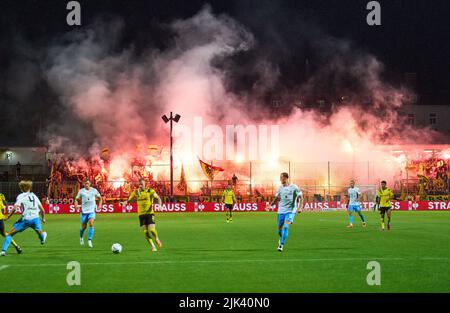 München, Deutschland. 29.. Juli 2022. Grünwalder Stadion mit Fans im Spiel TSV 1860 MÜNCHEN - BORUSSIA DORTMUND 0-3 DFB Pokal erste Runde am 29. Juli 2022 in München, Deutschland. Saison 2022/2023. Quelle: Peter Schatz/Alamy Live News Stockfoto