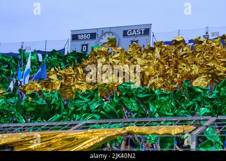 München, Deutschland. 29.. Juli 2022. Grünwalder Stadion mit Fans im Spiel TSV 1860 MÜNCHEN - BORUSSIA DORTMUND 0-3 DFB Pokal erste Runde am 29. Juli 2022 in München, Deutschland. Saison 2022/2023. Quelle: Peter Schatz/Alamy Live News Stockfoto