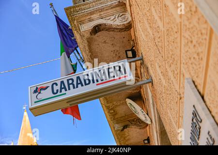 Rovigo, Italien 29. juli 2022: Carabinieri unterzeichnet Detail einer italienischen Polizei Stockfoto