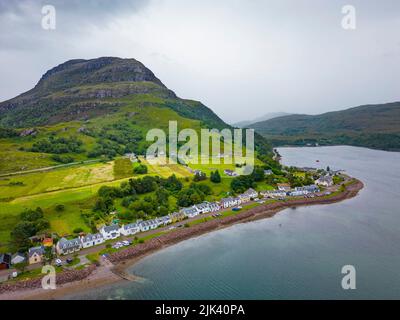 Luftaufnahme des Dorfes Shieldaig am Loch Shieldaig in Wester Ross, Schottland, Großbritannien Stockfoto