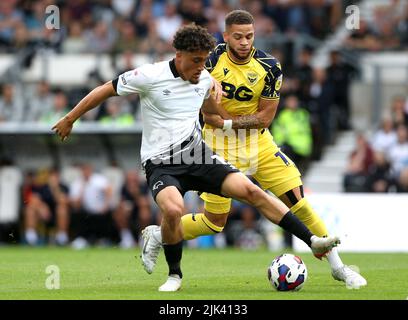 Haydon Roberts von Derby County (links) und Marcus Browne von Oxford United kämpfen während des Sky Bet League One-Spiels im Pride Park Stadium, Derby, um den Ball. Bilddatum: Samstag, 30. Juli 2022. Stockfoto