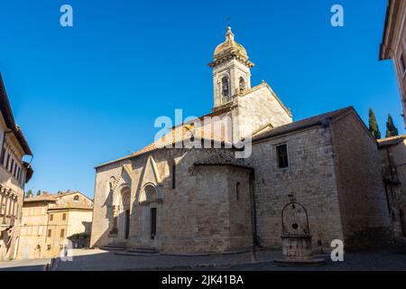 San Quirico d'Orcia, Italien, 16. April 2022: Mittelalterliche Kirche des historischen Zentrums Stockfoto