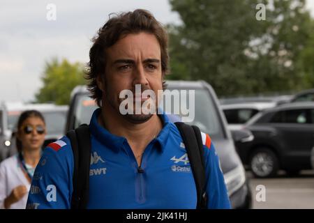 Mogyorod, Ungarn. 30.. Juli 2022. Alpines Spanier Fernando Alonso trifft am 30. Juli 2022 beim Großen Preis von Formel 1 in Ungarn auf dem Hungaroring in Mogyorod bei Budapest ein. Quelle: Attila Volgyi/Xinhua/Alamy Live News Stockfoto
