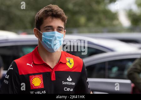 Mogyorod, Ungarn. 30.. Juli 2022. Ferrari-Monegassischer Pilot Charles Leclerc trifft am 30. Juli 2022 auf dem Hungaroring in Mogyorod bei Budapest, Ungarn, beim Formel-1-Grand Prix in Ungarn ein. Quelle: Attila Volgyi/Xinhua/Alamy Live News Stockfoto