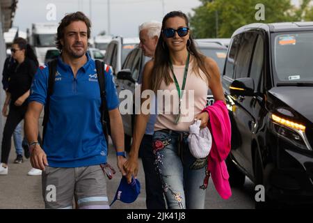 Mogyorod, Ungarn. 30.. Juli 2022. Alpines Spanier Fernando Alonso (L) trifft am 30. Juli 2022 beim Großen Preis von Formel 1 in Ungarn auf dem Hungaroring in Mogyorod bei Budapest, Ungarn, ein. Quelle: Attila Volgyi/Xinhua/Alamy Live News Stockfoto