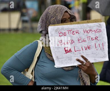 Ein Protestler bei einem von RAPAR organisierten Protest, der im Rahmen seiner Kampagne gegen SERCO, die Flüchtlinge und Asylsuchende in Piccadilly Gardens, im Zentrum von Manchester, England, Vereinigtes Königreich, unterbringt, Britische Inseln. RAPAR sagt, dass es „darauf abzielt, die Fehler von SERCO bei der Bereitstellung angemessener Unterkünfte und Unterkünfte hervorzuheben“. Stockfoto