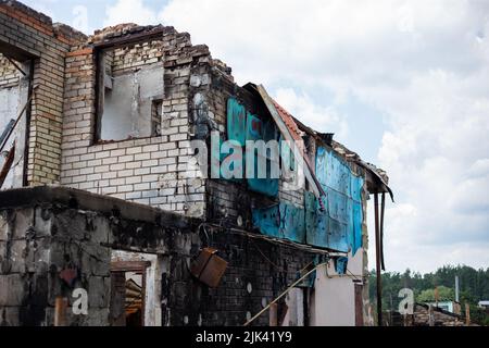 Zerstörte Häuser nach Bränden, Artillerie und Bomben während der russischen Invasion der Ukraine Stockfoto