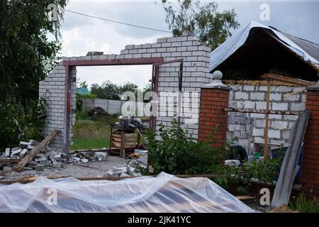 Zerstörte Häuser nach Bränden, Artillerie und Bomben während der russischen Invasion der Ukraine Stockfoto