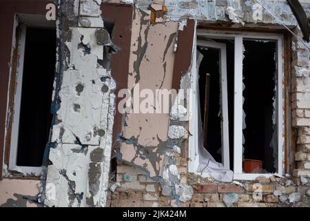 Zerstörte Häuser nach Bränden, Artillerie und Bomben während der russischen Invasion der Ukraine Stockfoto