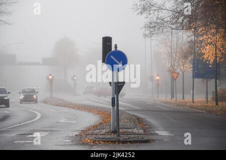 Foto einer Straße oder Straße bei nebligen Wetterbedingungen im Herbst oder Herbst Stockfoto