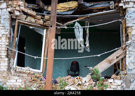 Zerstörte Häuser nach Bränden, Artillerie und Bomben während der russischen Invasion der Ukraine Stockfoto